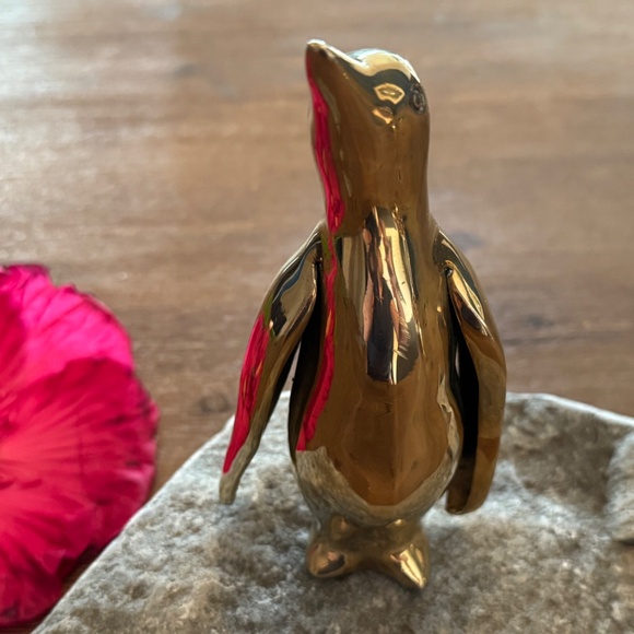 ✨ Retro Chic Brass Penguin Figurine ✨ - Picture 1 of 10